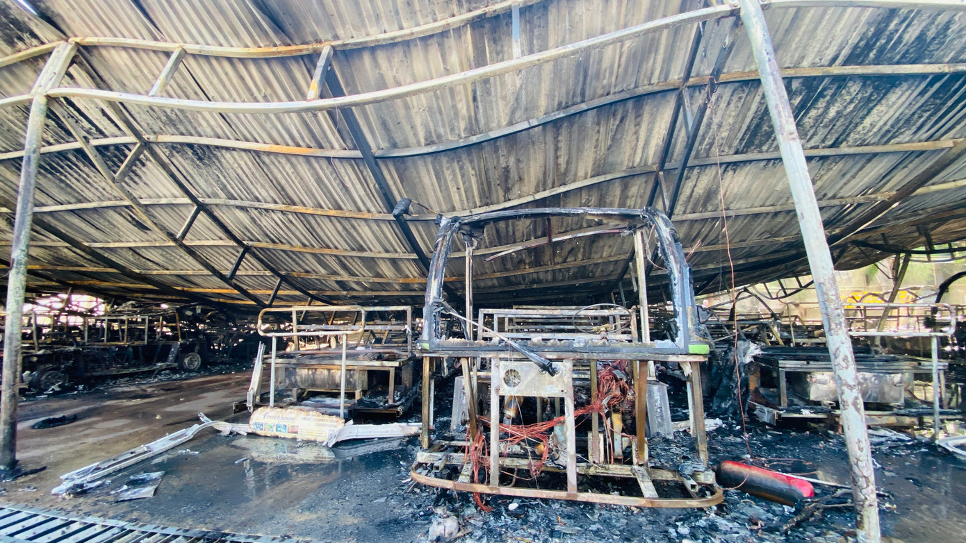 21 xe điện cháy trơ khung. 21 xe điện cháy trơ khung.