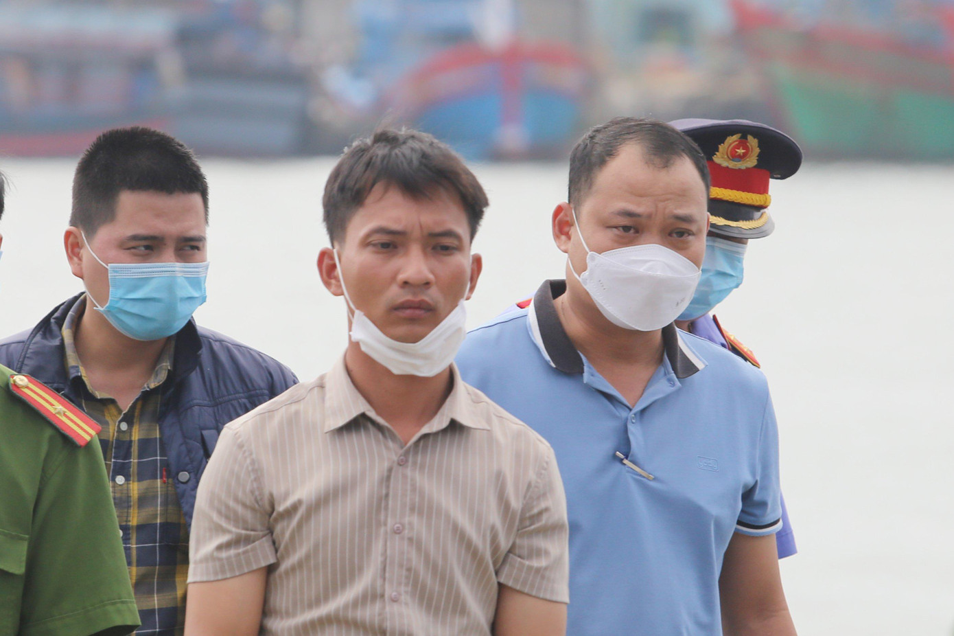 Đối tượng Trần Văn V. (áo sọc, giữa) Đối tượng Trần Văn V. (áo sọc, giữa)