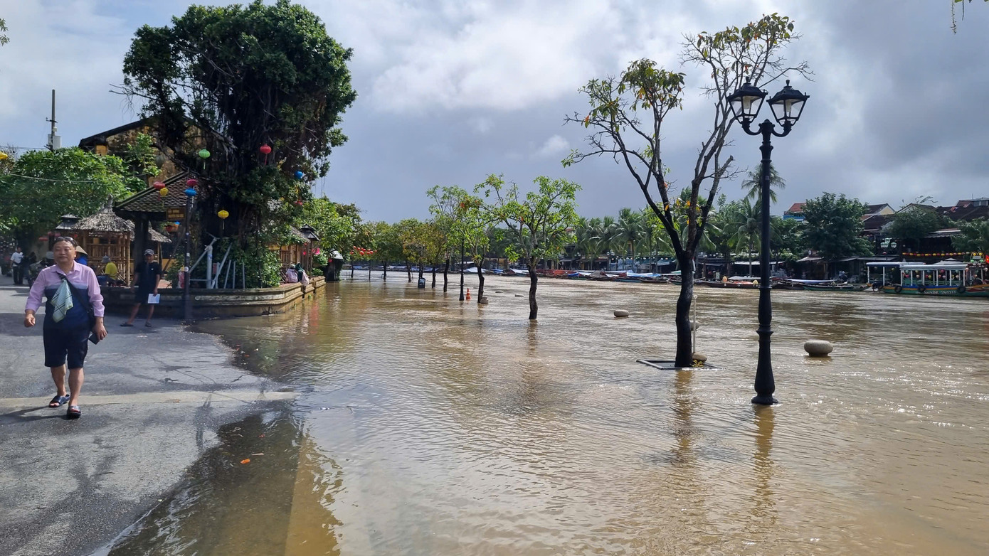 Tuyến đường Bạch Đằng sát sông Hoài nước lũ tràn vào mỗi khi mưa lớn.