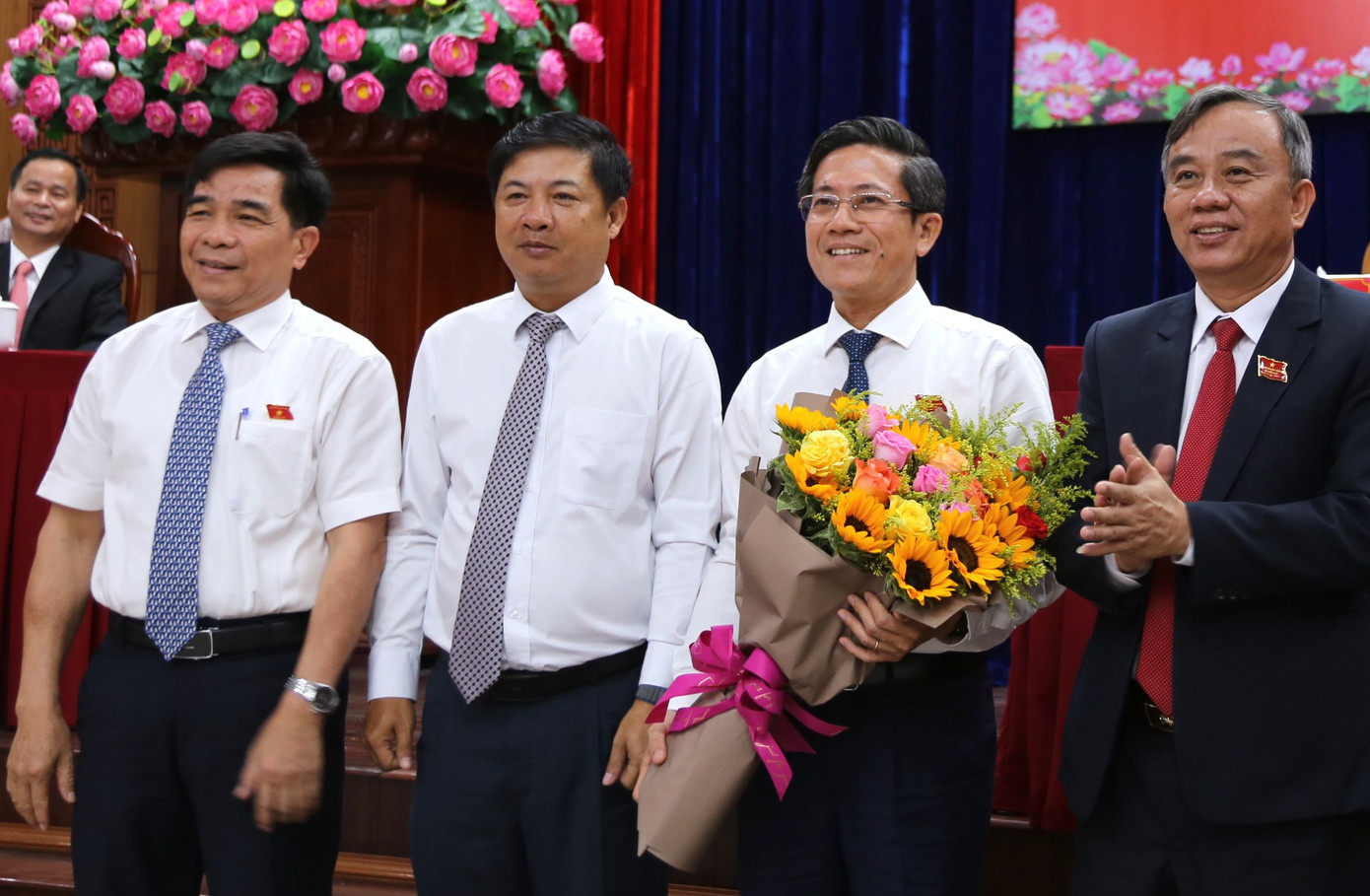 Ông Trần Nam Hưng (áo trắng, cầm hoa) được HĐND bầu giữ chức Phó Chủ tịch UBND tỉnh Quảng Nam. Ảnh: Hoài Văn