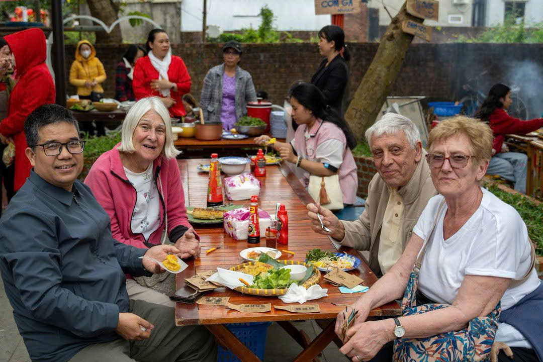 Du khách hào hứng tham gia các hoạt động trải nghiệm tại lễ hội.