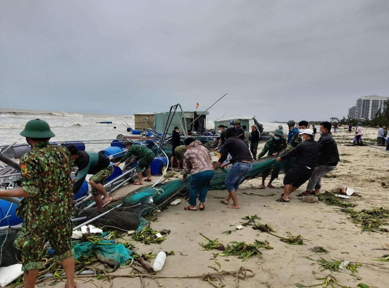 Lực lượng chức năng cùng người dân nỗ lực cứu các lồng bè nguy cơ bị trôi ra biển. Lực lượng chức năng cùng người dân nỗ lực cứu các lồng bè nguy cơ bị trôi ra biển.