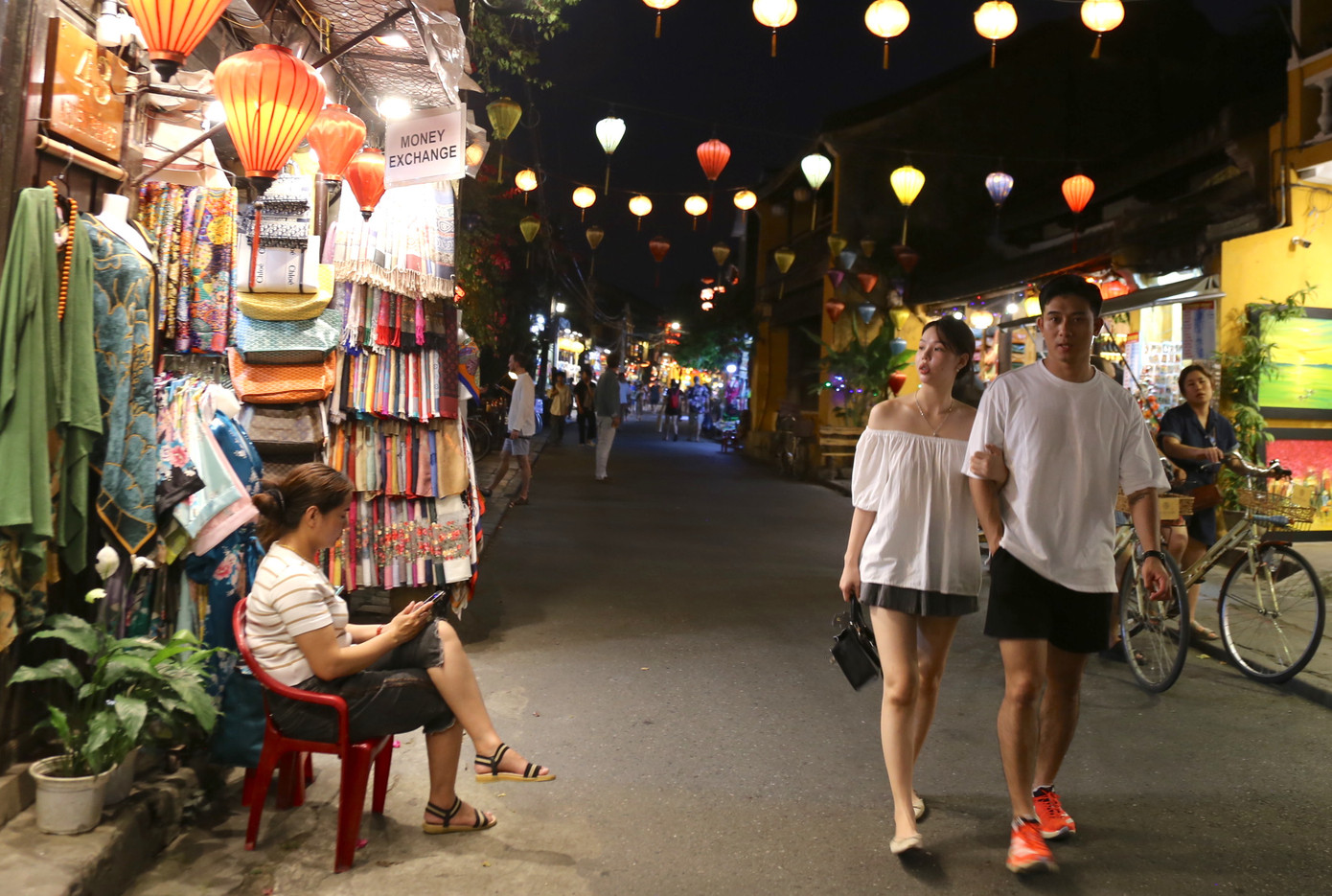 Các tuyến phố chính như Trần Phú, Nguyễn Thái Học, Bạch Đằng, Trần Quý Cáp… khách thong thả dạo bộ.