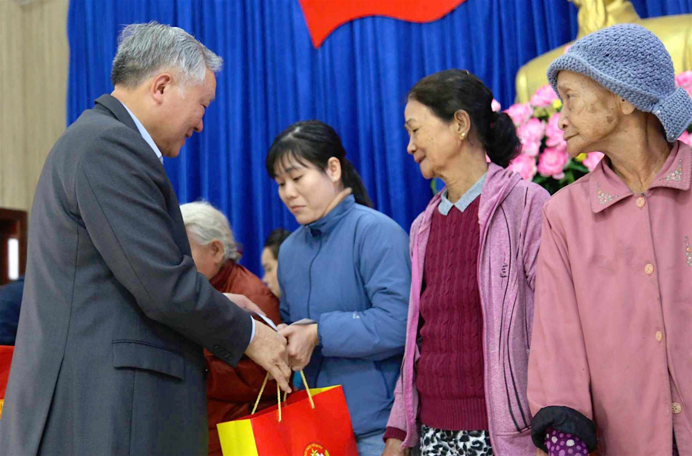 Phó Thủ tướng Nguyễn Hòa Bình trao tặng quà Tết cho hộ nghèo tại thị xã Điện Bàn, Quảng Nam.