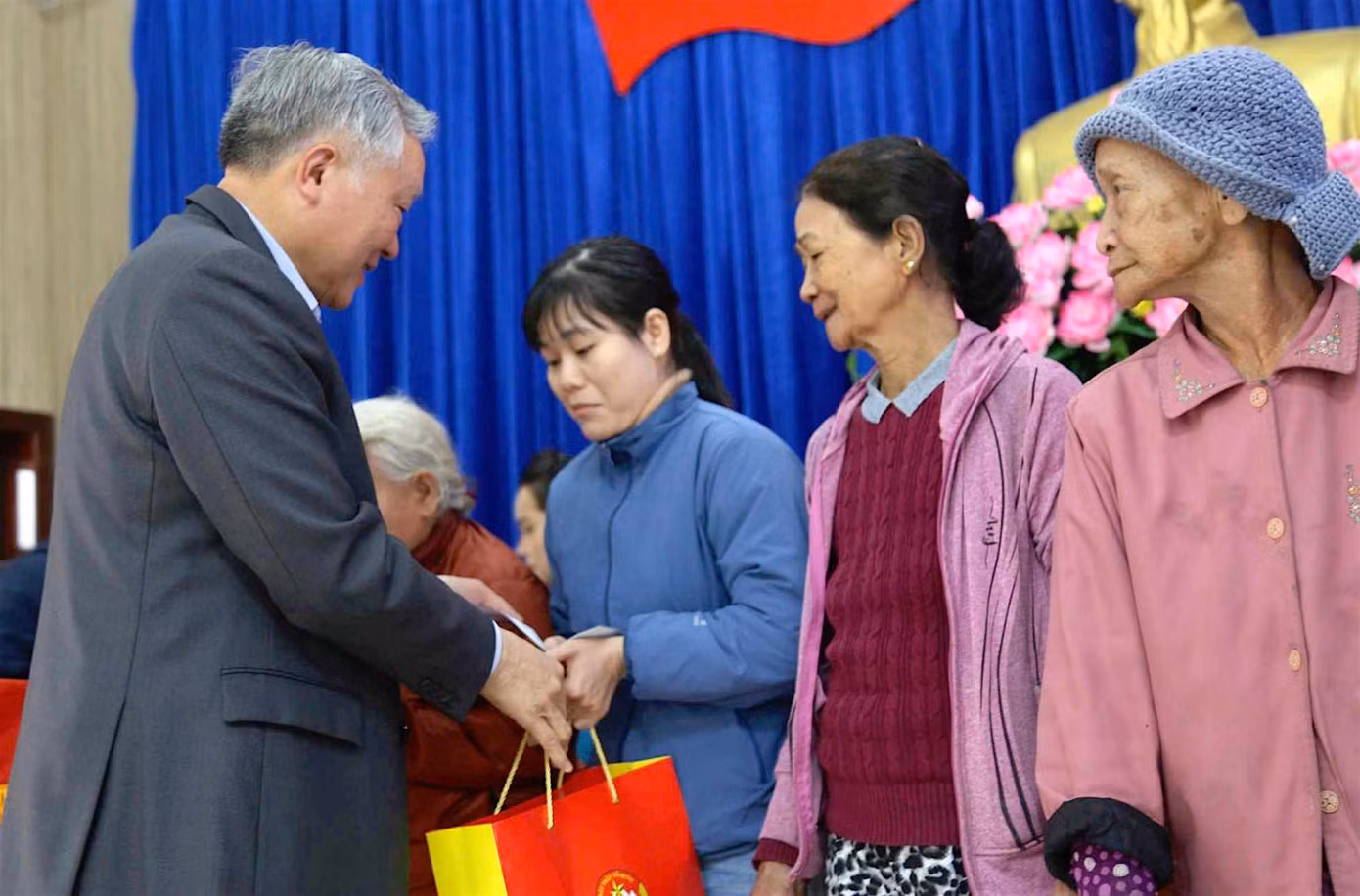 Phó Thủ tướng Nguyễn Hòa Bình trao tặng quà Tết cho hộ nghèo tại thị xã Điện Bàn, Quảng Nam.