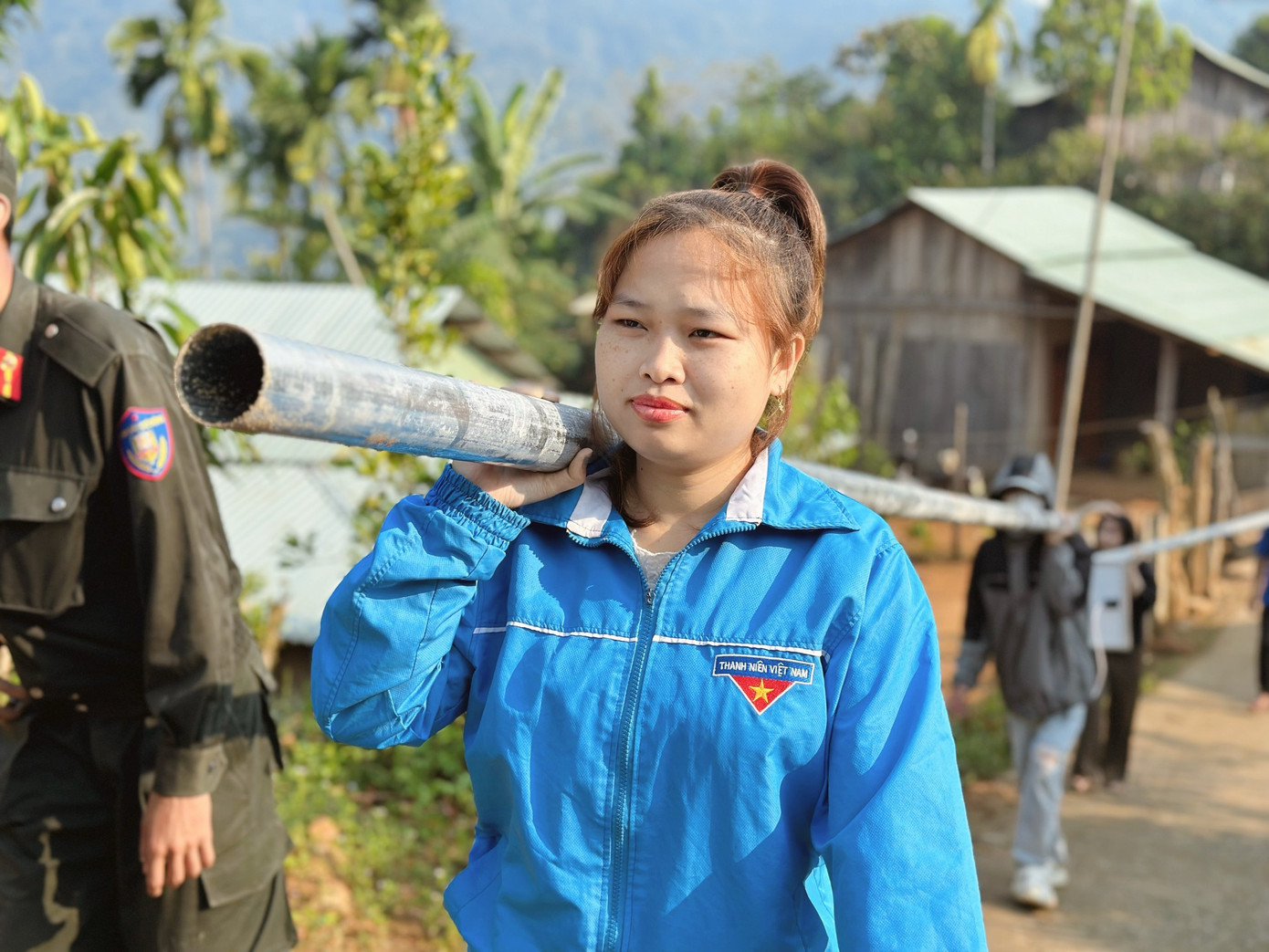 Áo xanh "bỏ lễ" cõng điện, dẫn nước về bản. Áo xanh "bỏ lễ" cõng điện, dẫn nước về bản.