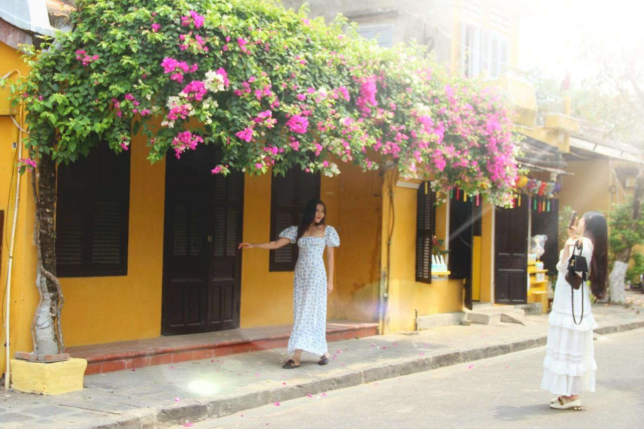 Thả sức tạo dáng, "check-in"