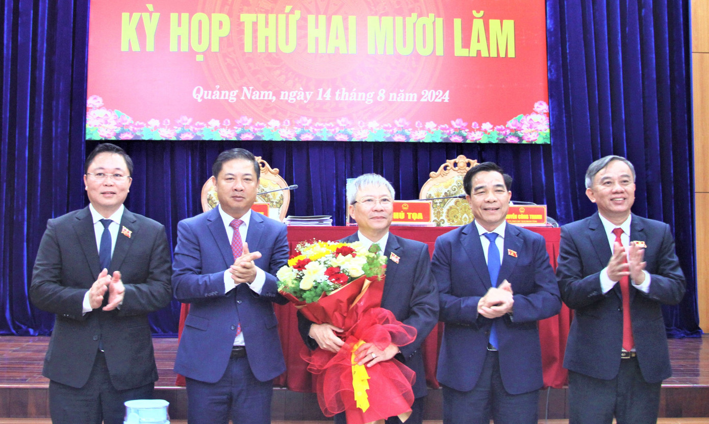 Tân Chủ tịch HĐND tỉnh Quảng Nam nhận hoa chúc mừng.