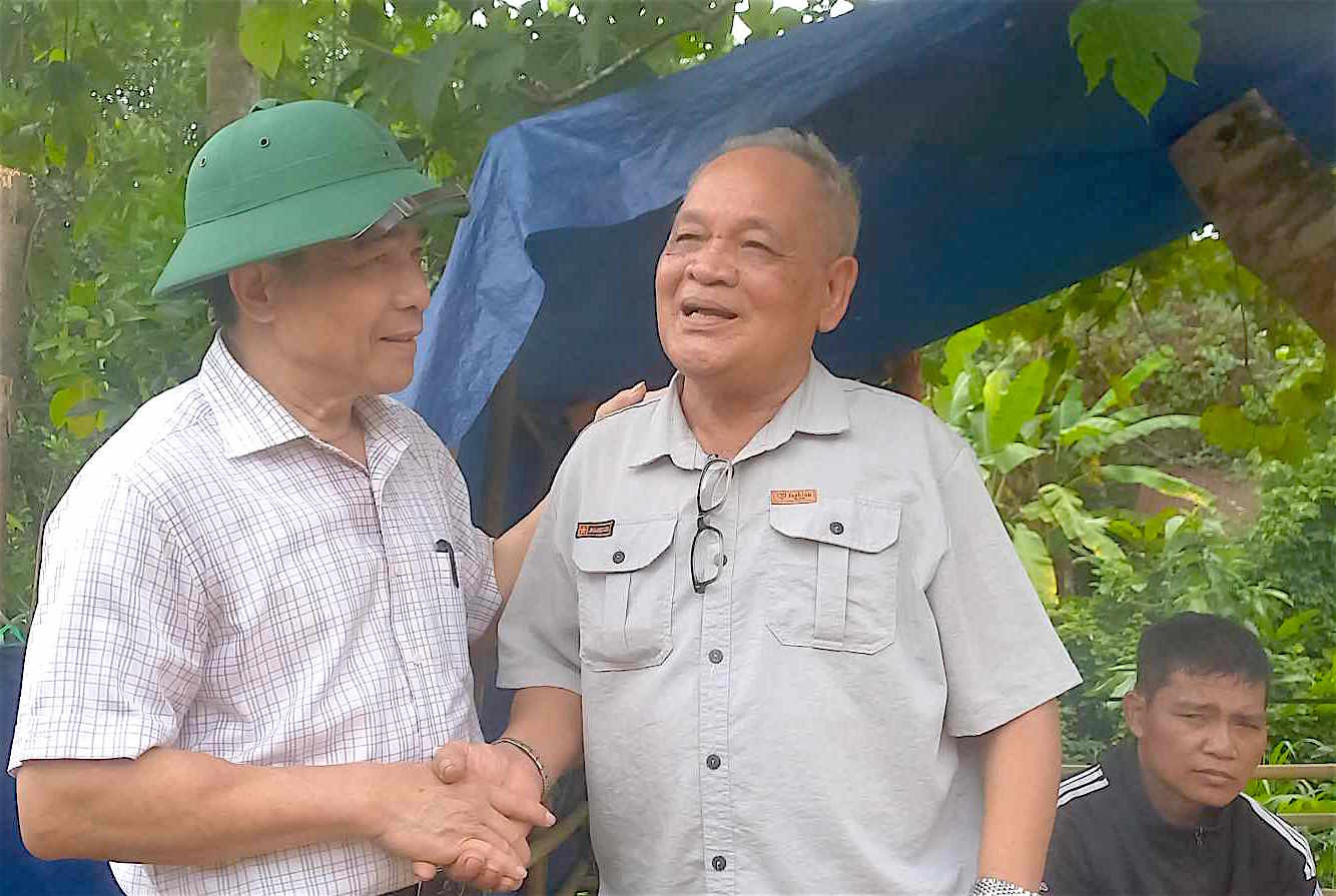Chủ tịch Quảng Nam (bên trái) thăm hỏi, động viên người dân phải sơ tán do nguy cơ sạt lở. Chủ tịch Quảng Nam (bên trái) thăm hỏi, động viên người dân phải sơ tán do nguy cơ sạt lở.