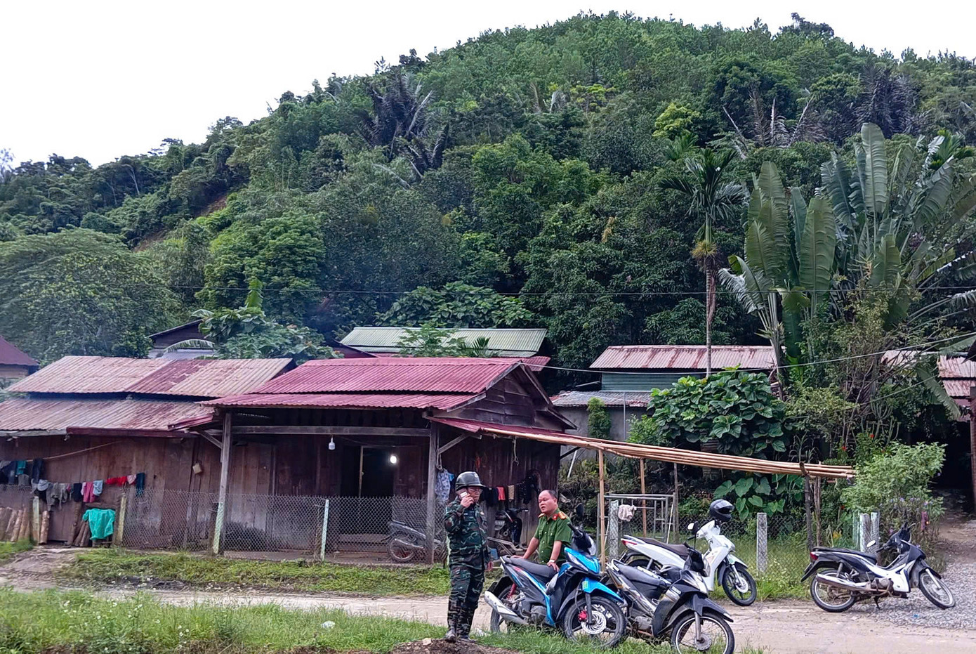 Khu dân cư sống cạnh quả đồi 'nứt' nơm nớp lo sạt trượt. Khu dân cư sống cạnh quả đồi 'nứt' nơm nớp lo sạt trượt.