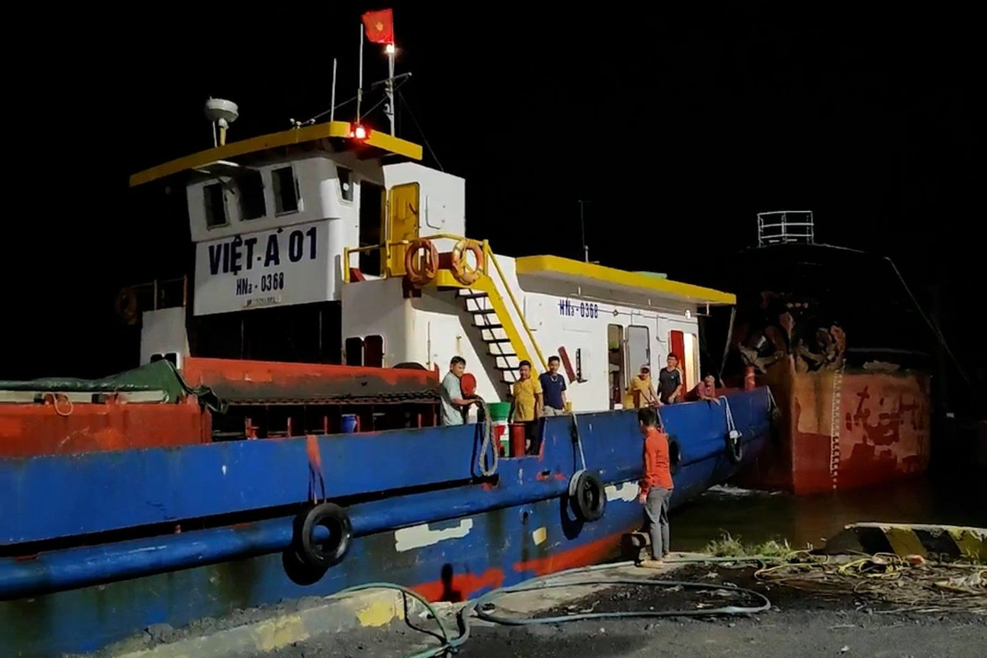 11 người trên tàu vận tải gặp nạn được ứng cứu kịp thời, đưa vào đất liền an toàn.