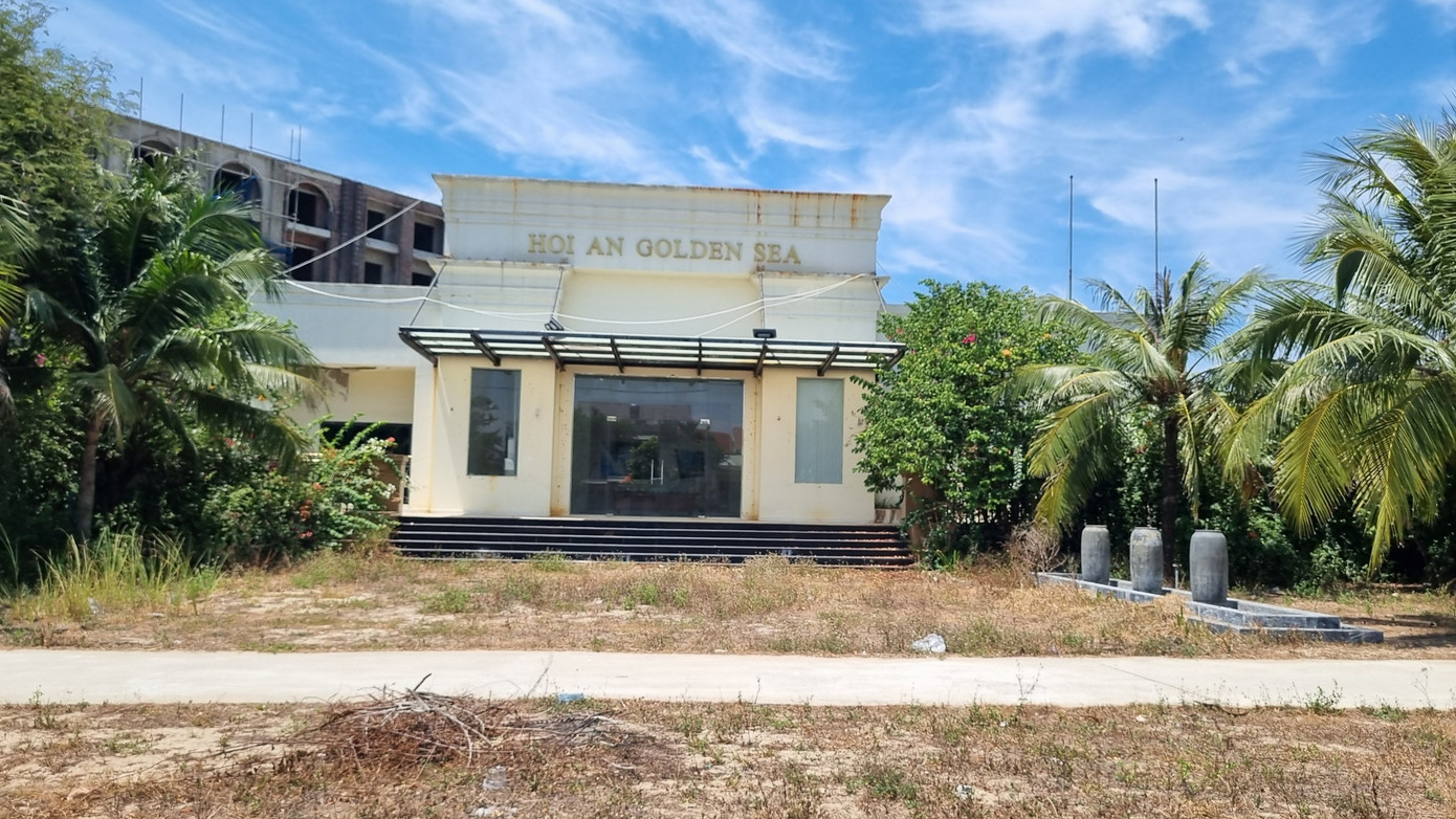 Khu nhà điều hành đóng cửa. Khu nhà điều hành đóng cửa.