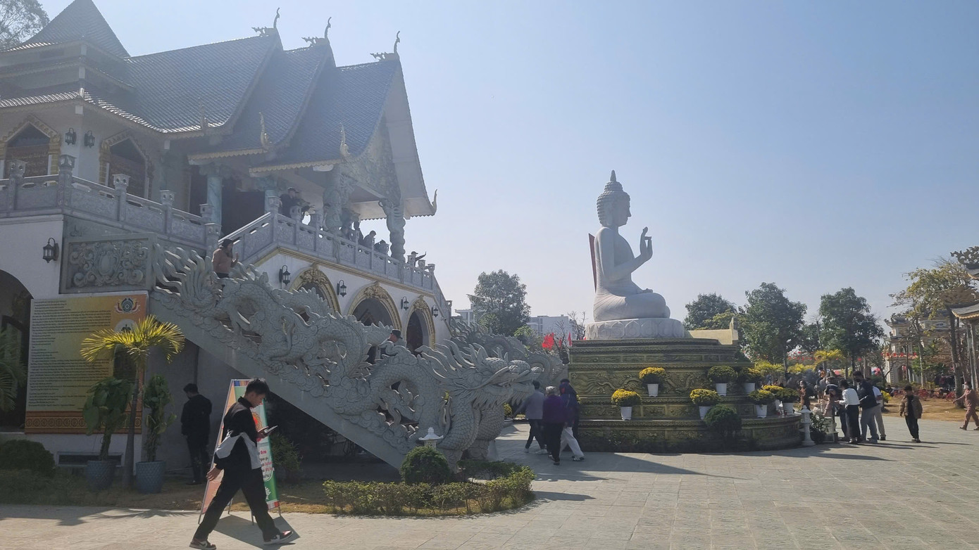 Ngôi chùa có kiến trúc đẹp, view hướng ra biển là điểm đến của đông người dân và du khách. Ngôi chùa có kiến trúc đẹp, view hướng ra biển là điểm đến của đông người dân và du khách.