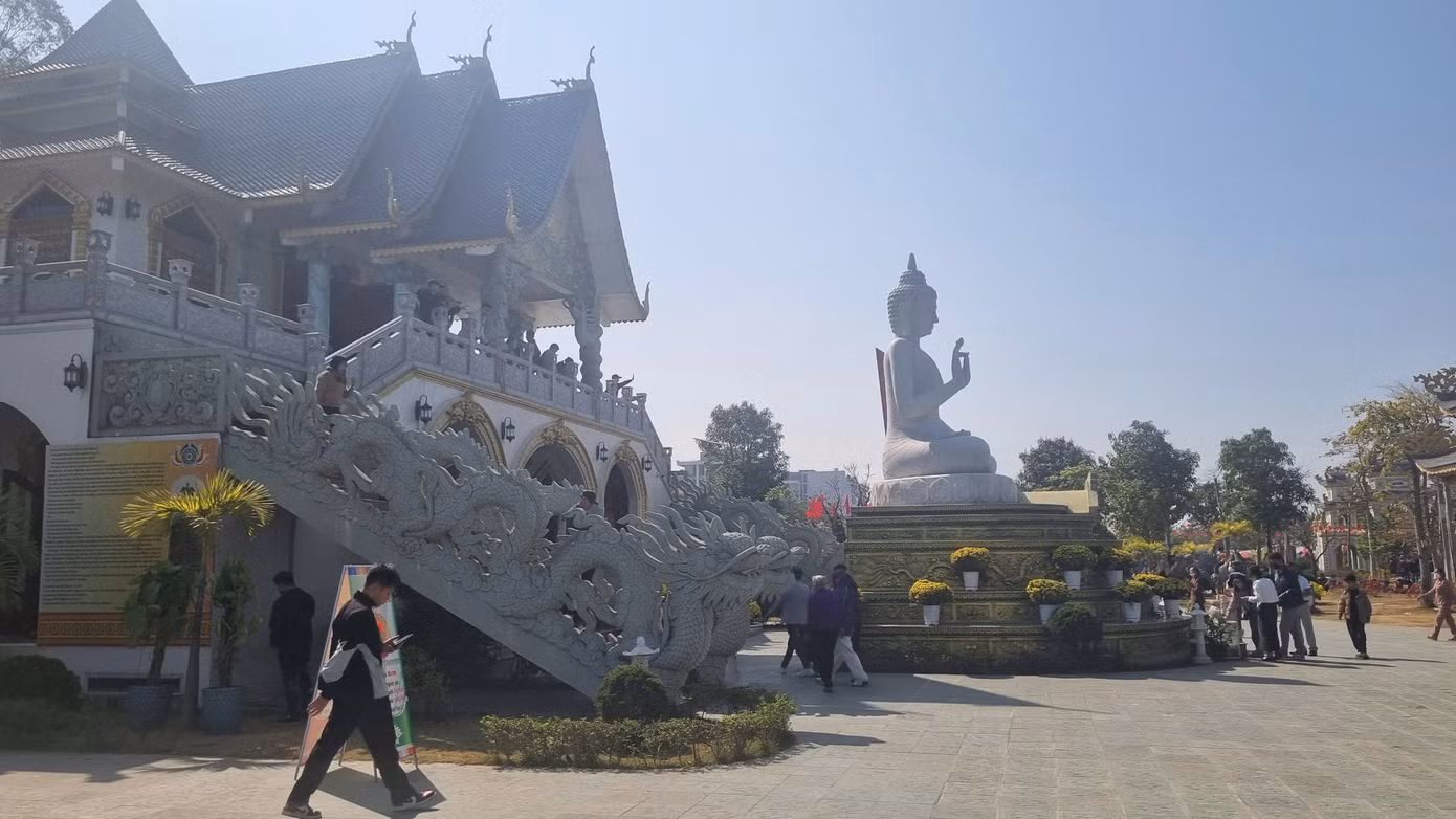Ngôi chùa có kiến trúc đẹp, view hướng ra biển là điểm đến của đông người dân và du khách. Ngôi chùa có kiến trúc đẹp, view hướng ra biển là điểm đến của đông người dân và du khách.