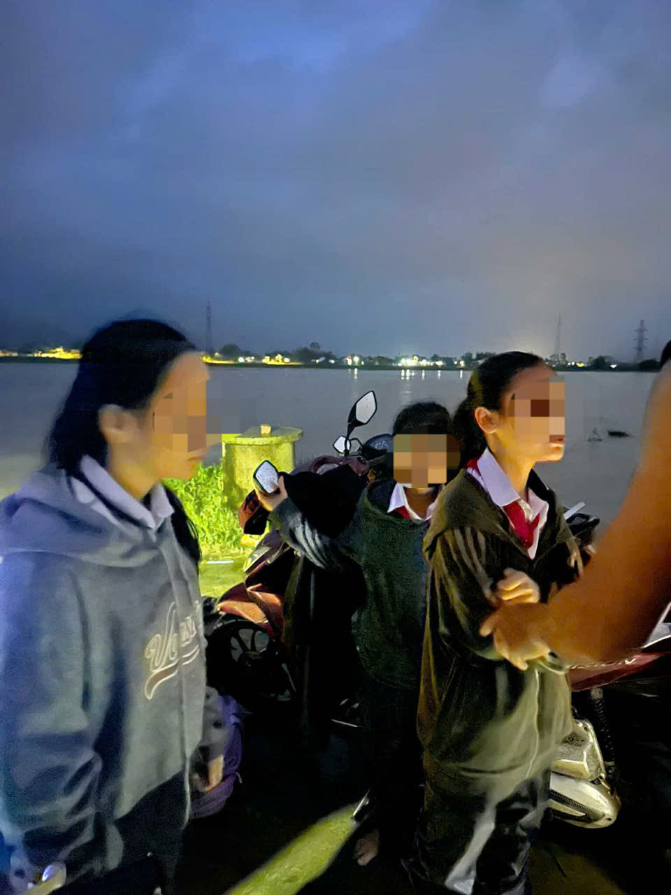 3 em học sinh may mắn được cứu sống. 3 em học sinh may mắn được cứu sống.