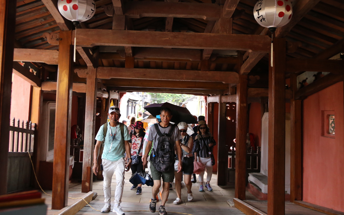 Du khách ngỡ ngàng, tò mò khi nhìn thấy Chùa Cầu trong diện mạo mới.