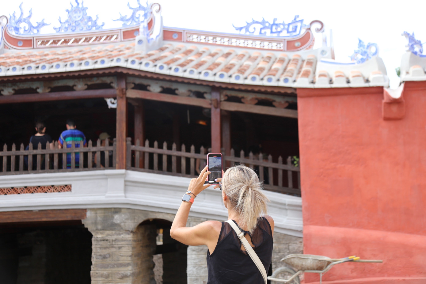 Du khách ghi lại khoảnh khắc hình ảnh Chùa Cầu trong diện mạo mới.