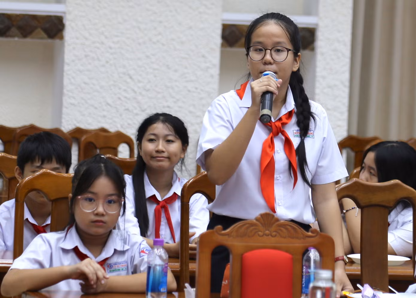 Các em học sinh nêu câu hỏi tới lãnh đạo tỉnh Quảng Nam.