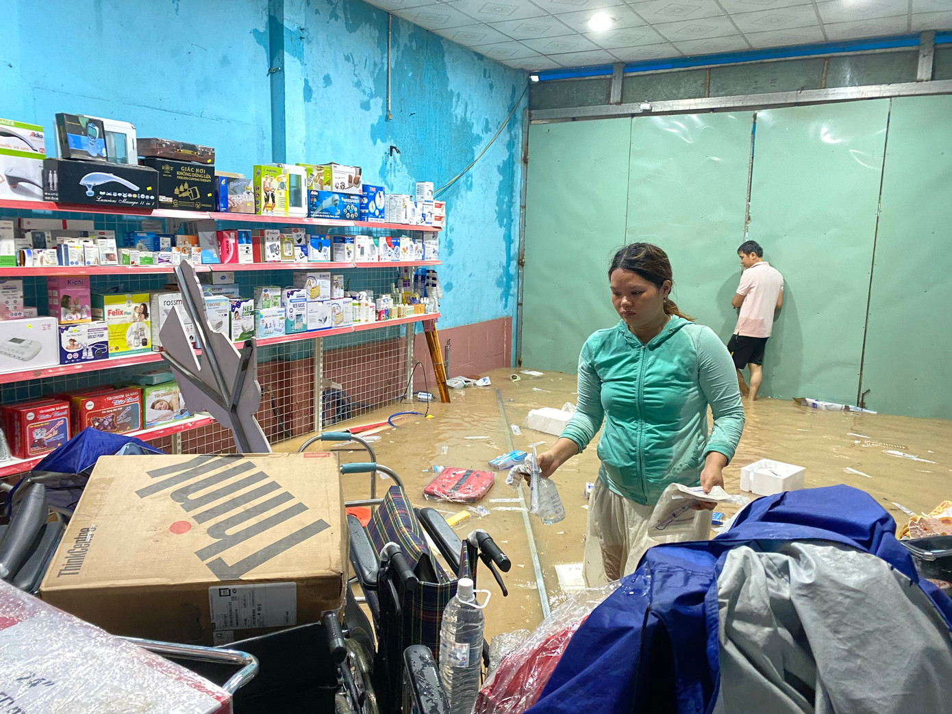 Nước lũ tấn công nhà dân.