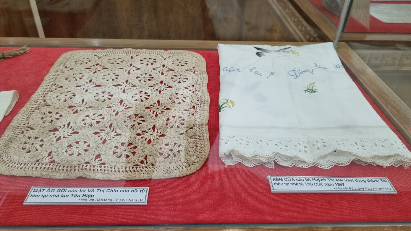 Mỗi kỷ vật dù rất giản dị, đời thường nhưng ẩn chứa trong mình câu chuyện về những hồi ức. Mỗi kỷ vật dù rất giản dị, đời thường nhưng ẩn chứa trong mình câu chuyện về những hồi ức.