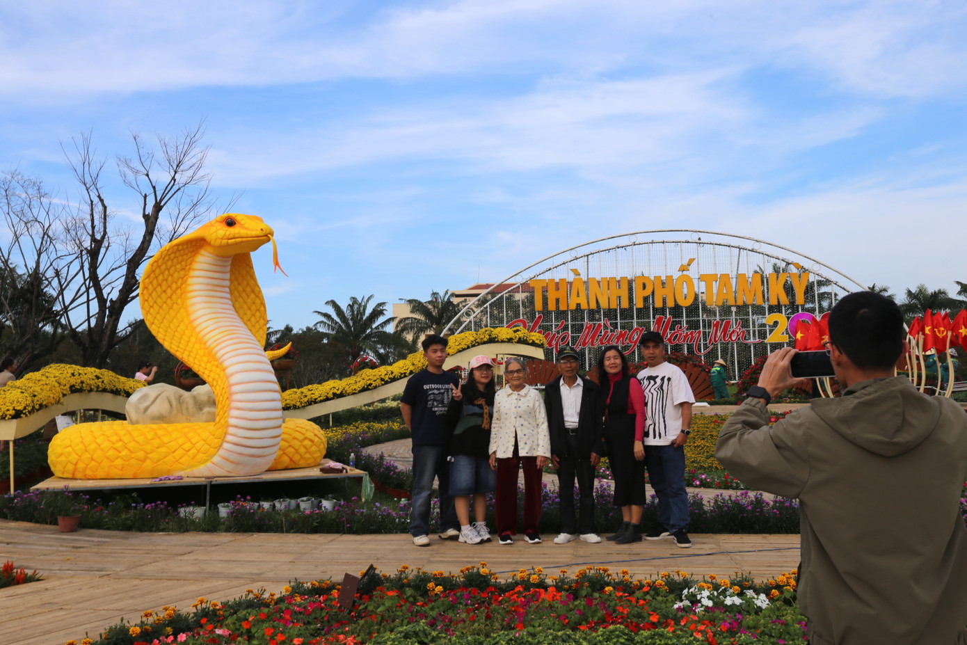 Người dân và du khách háo hức "check-in" cùng linh vật năm Ất Tỵ 2025. Người dân và du khách háo hức "check-in" cùng linh vật năm Ất Tỵ 2025.