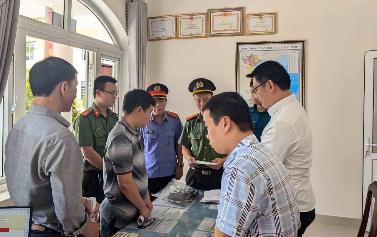 Công an bắt giữ các đối tượng xâm nhập trái phép mạng viễn thông.