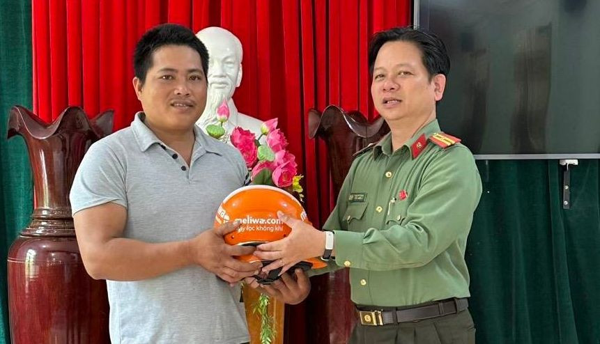 Anh Lê Văn Hội (trái) cứu 4 người trong một gia đình bị đuối nước. Ảnh CA