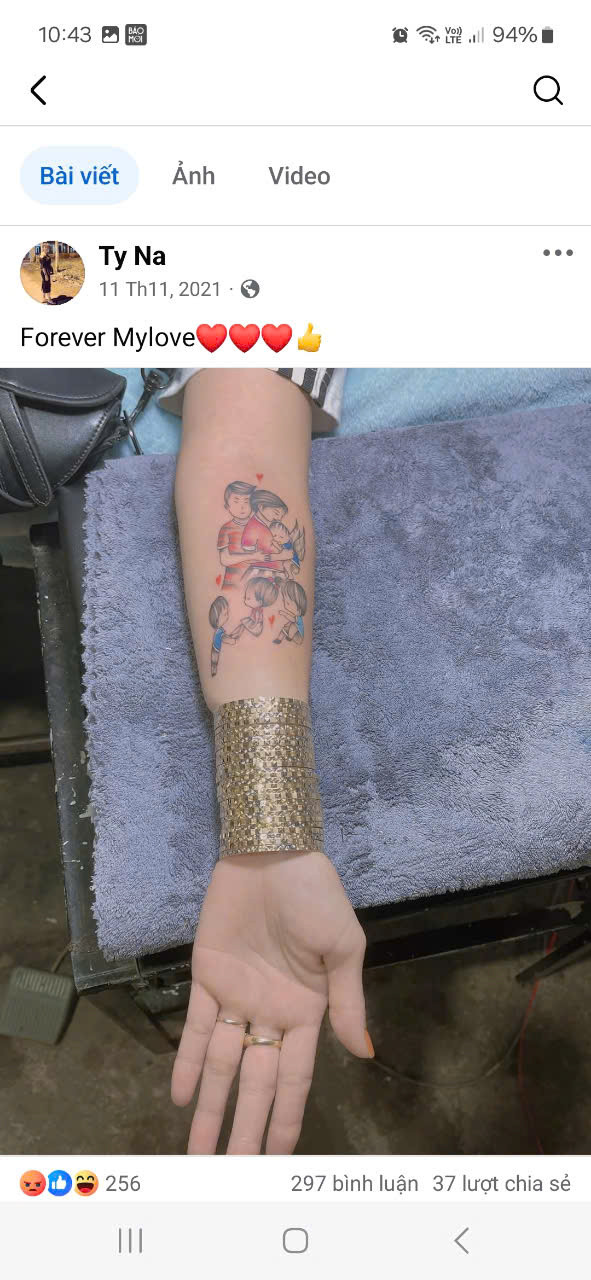Hình xăm về gia đình trên tài khoản facebook Ty Na khiến cộng đồng mạng rùng mình. Ảnh chụp màn hình Hình xăm về gia đình trên tài khoản facebook Ty Na khiến cộng đồng mạng rùng mình. Ảnh chụp màn hình