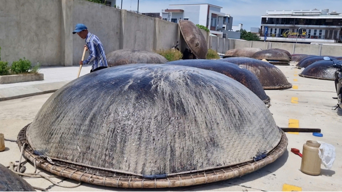 Giữa trưa, lúc nhiệt độ lên cao nhất cũng là thời điểm sơn dầu cho thúng chai. Việc quét dầu phải được thực hiện giữa trời nắng để lớp dầu chảy ra thấm đều. Giữa trưa, lúc nhiệt độ lên cao nhất cũng là thời điểm sơn dầu cho thúng chai. Việc quét dầu phải được thực hiện giữa trời nắng để lớp dầu chảy ra thấm đều.
