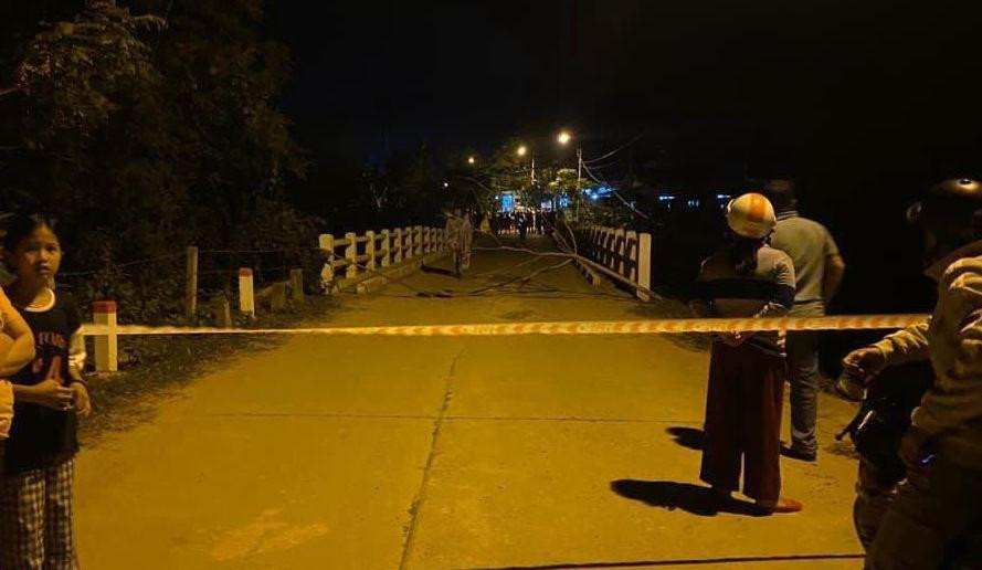 Cầu sụt lún nghiêm trọng, lực lượng chức năng căng dây cấm phương tiện qua lại.