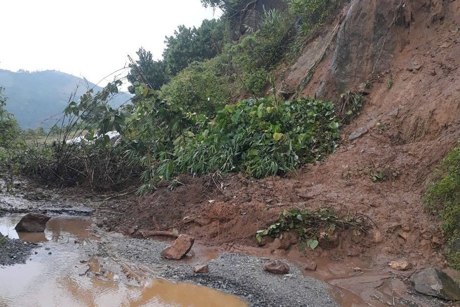 Nhiều nơi ở vùng núi Nam Trà My, Bắc Trà My (Quảng Nam) sạt lở do mưa lớn.