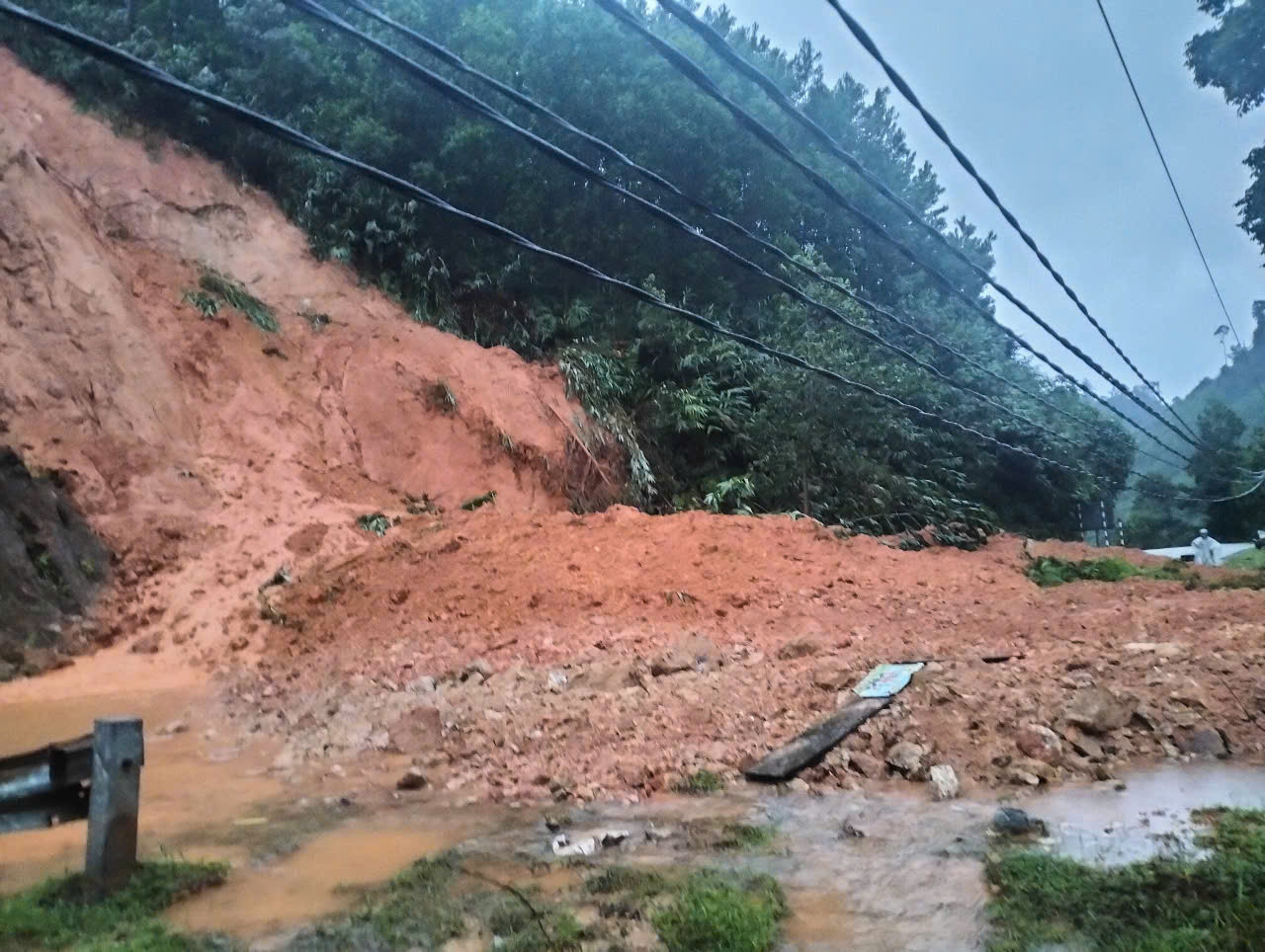 Nhiều nơi ở vùng núi Nam Trà My, Bắc Trà My (Quảng Nam) sạt lở do mưa lớn.