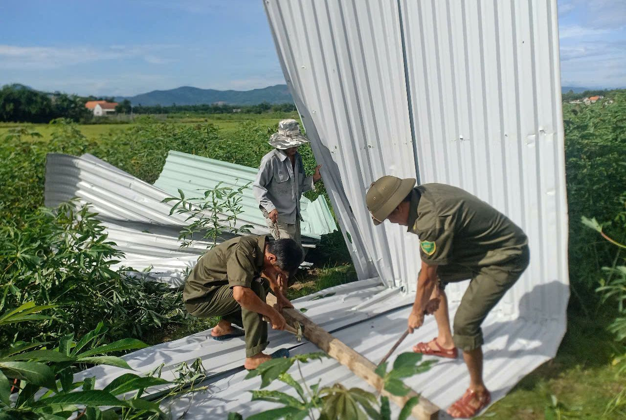 Lực lượng chức năng hỗ trợ người dân khắc phục thiệt hại.