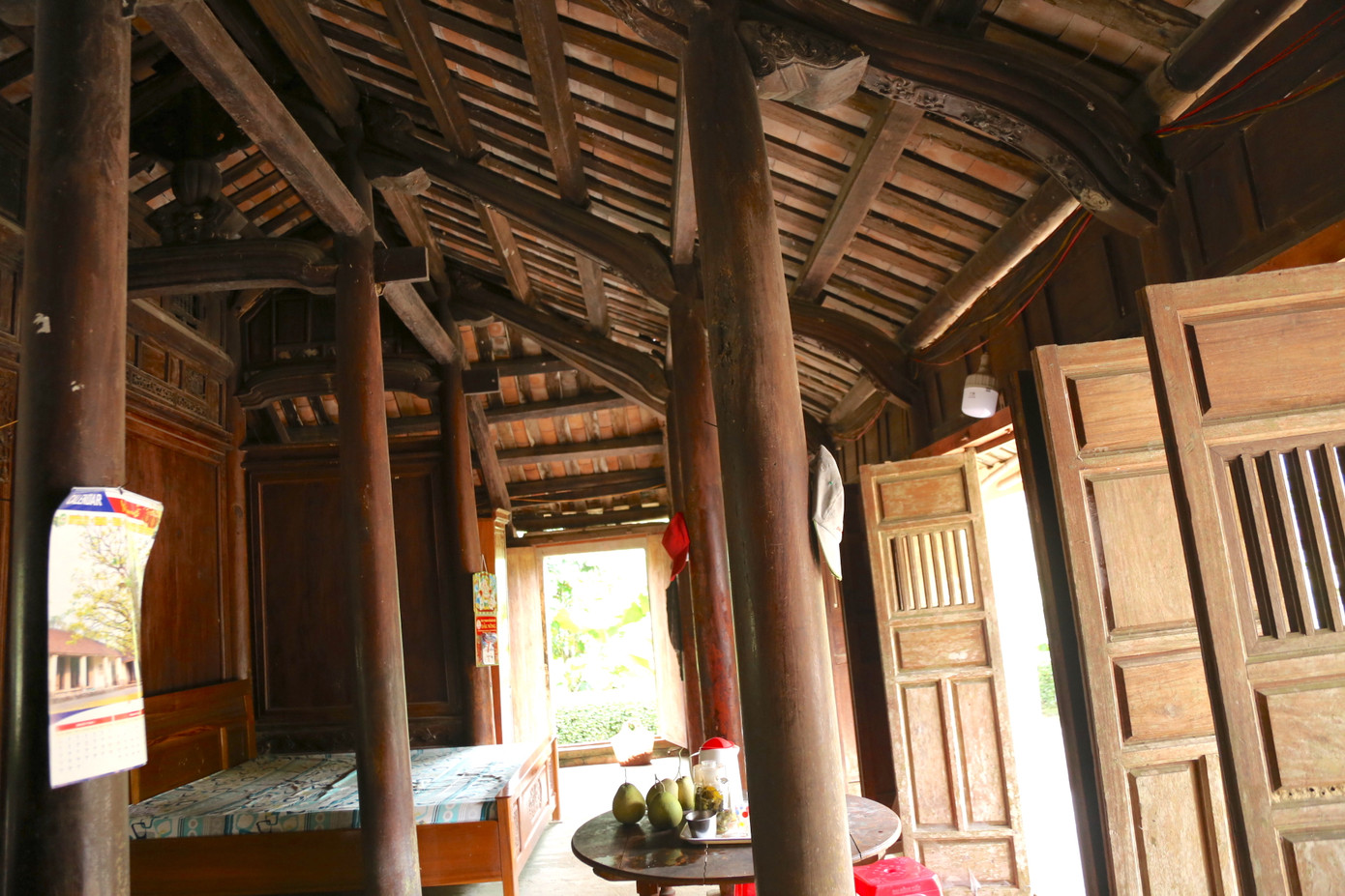 Nhà được thiết kế thoáng mát quanh năm, trụ vững qua cả trăm mùa mưa bão.