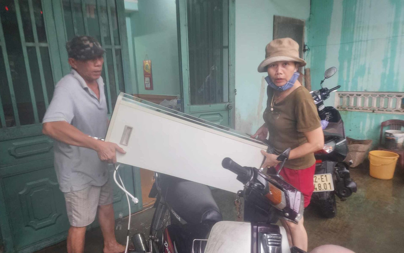 Người dân Quảng Nam hối hả kê đồ chạy lũ. Người dân Quảng Nam hối hả kê đồ chạy lũ.