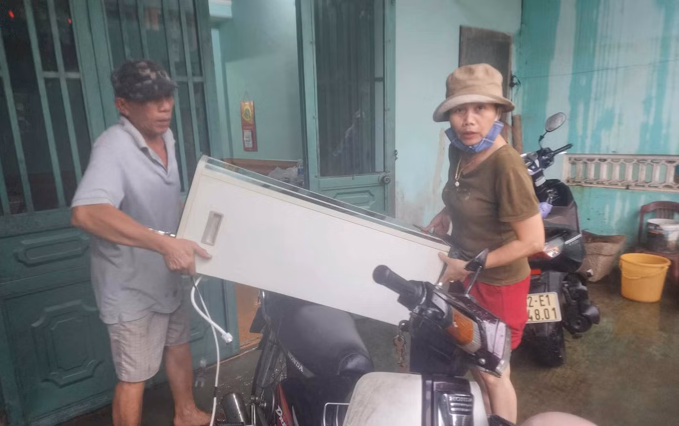 Người dân Quảng Nam hối hả kê đồ chạy lũ.