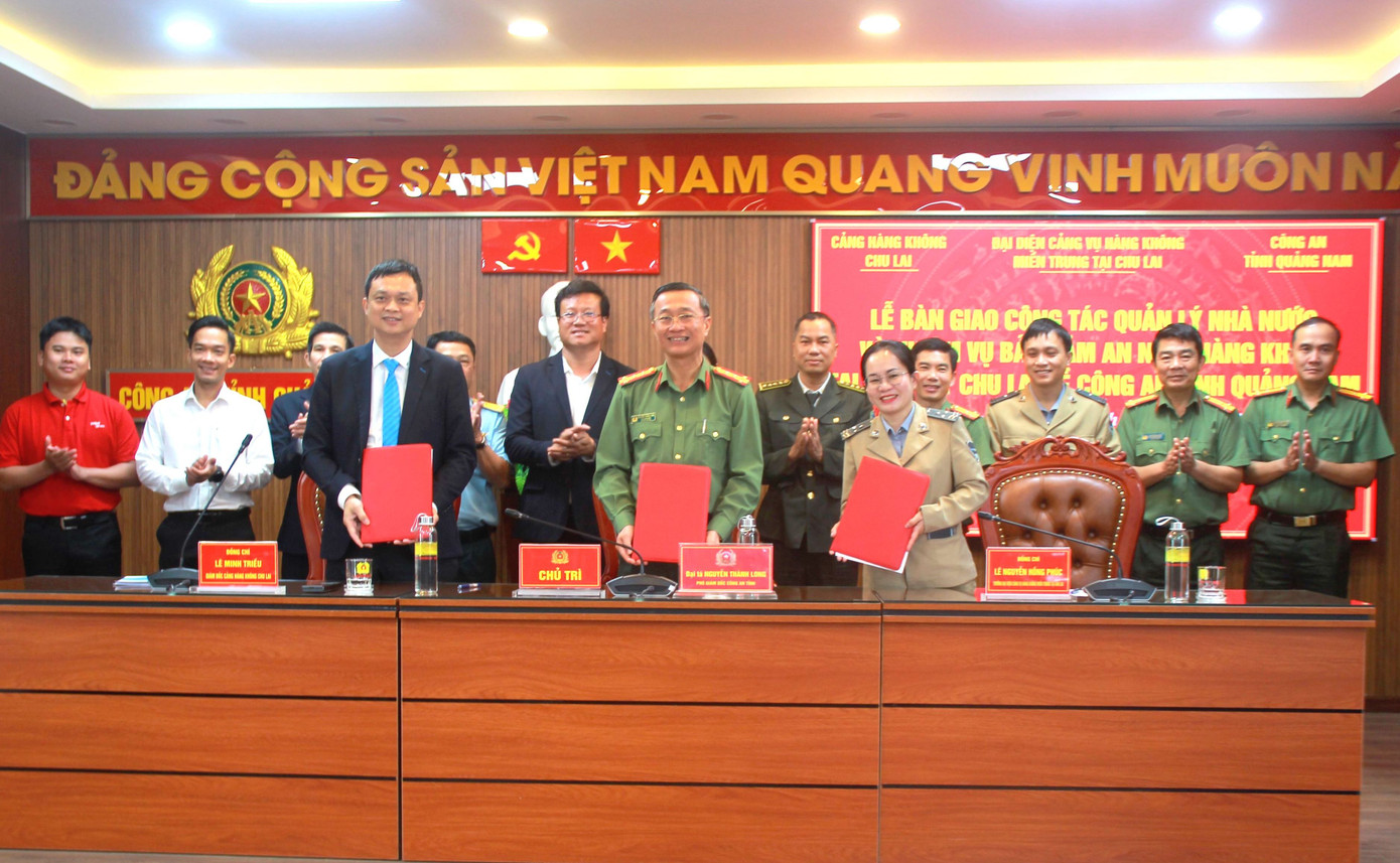 Lễ bàn giao công tác quản lý Nhà nước và nhiệm vụ bảo đảm an ninh hàng không tại sân bay Chu Lai về Công an tỉnh Quảng Nam. Lễ bàn giao công tác quản lý Nhà nước và nhiệm vụ bảo đảm an ninh hàng không tại sân bay Chu Lai về Công an tỉnh Quảng Nam.