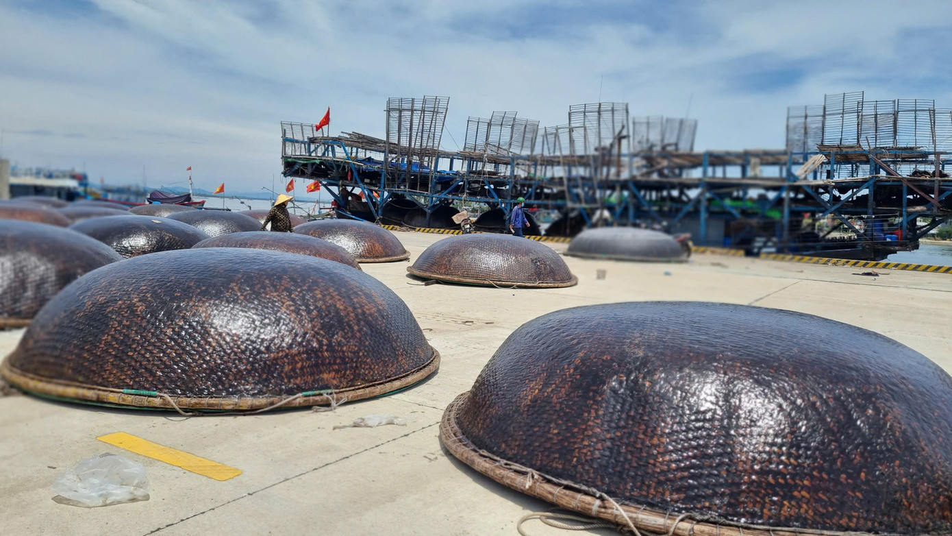 Chiếc thúng chai là phương tiện gắn liền với công việc mưu sinh của ngư dân hành nghề câu mực. Chiếc thúng chai là phương tiện gắn liền với công việc mưu sinh của ngư dân hành nghề câu mực.