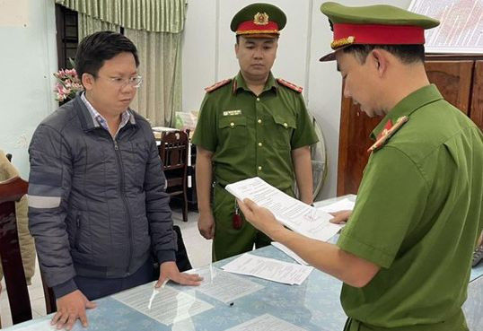 Công an đọc lệnh bắt tạm giam Hà Hải Đăng. Ảnh CA Công an đọc lệnh bắt tạm giam Hà Hải Đăng. Ảnh CA