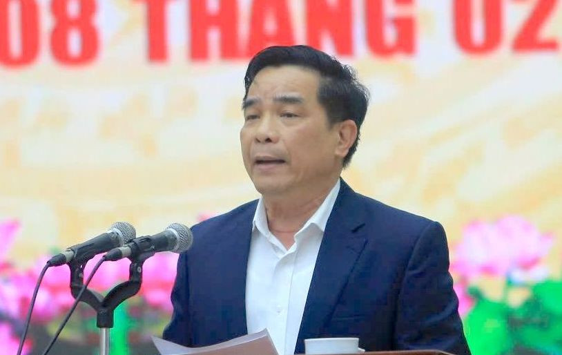 Ông Lê Văn Dũng, Chủ tịch UBND tỉnh Quảng Nam báo cáo tại buổi làm việc với Thủ tướng Chính phủ và đoàn công tác Trung ương. Ông Lê Văn Dũng, Chủ tịch UBND tỉnh Quảng Nam báo cáo tại buổi làm việc với Thủ tướng Chính phủ và đoàn công tác Trung ương.