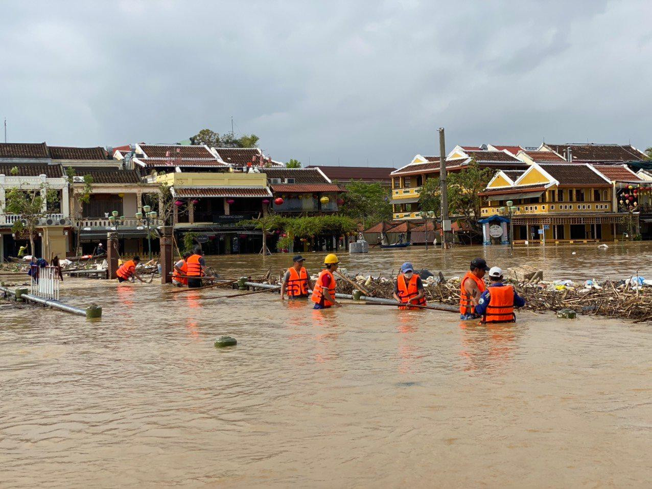 Rác từ các nơi theo dòng lũ đổ về Hội An, lực lượng chức năng nỗ lực dọn dẹp. Rác từ các nơi theo dòng lũ đổ về Hội An, lực lượng chức năng nỗ lực dọn dẹp.