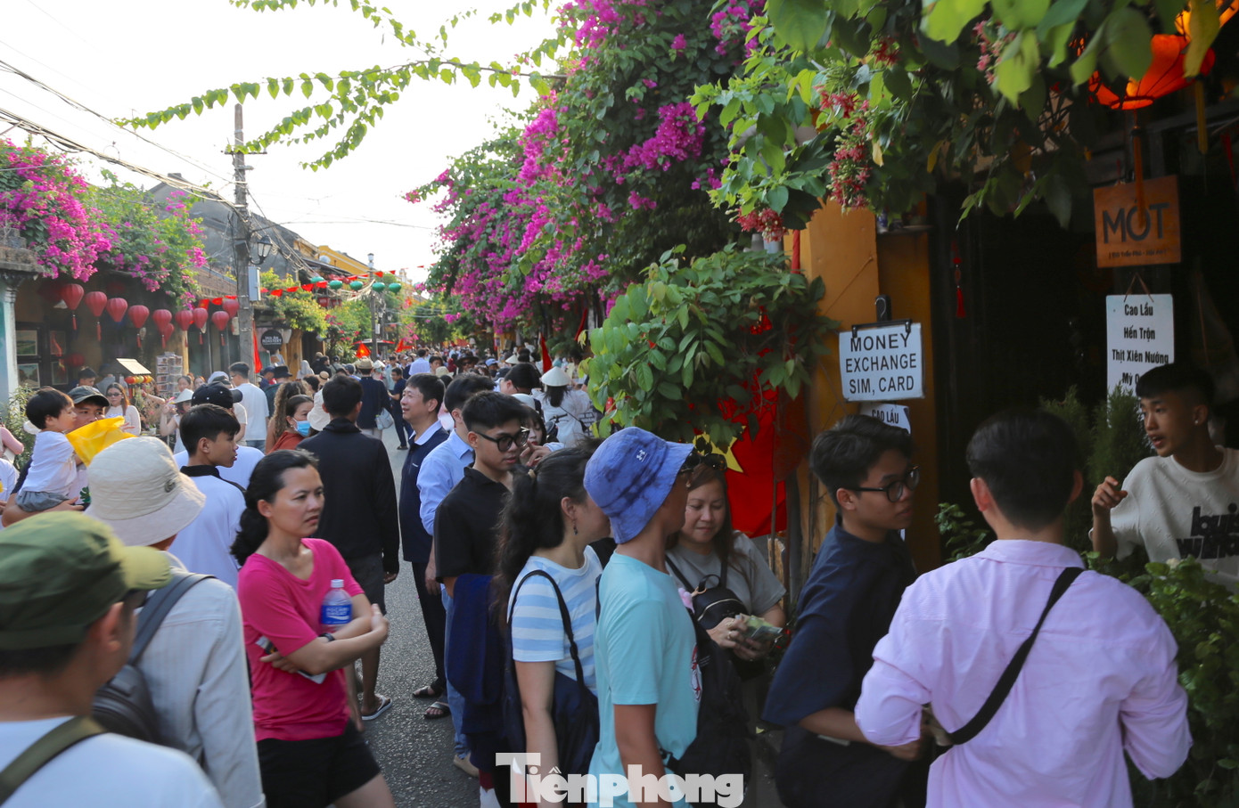 Một cửa hàng bán nước trong tuyến phố cổ đón lượng "khủng", dòng người xếp hàng để mua. Ảnh: Hoài Văn