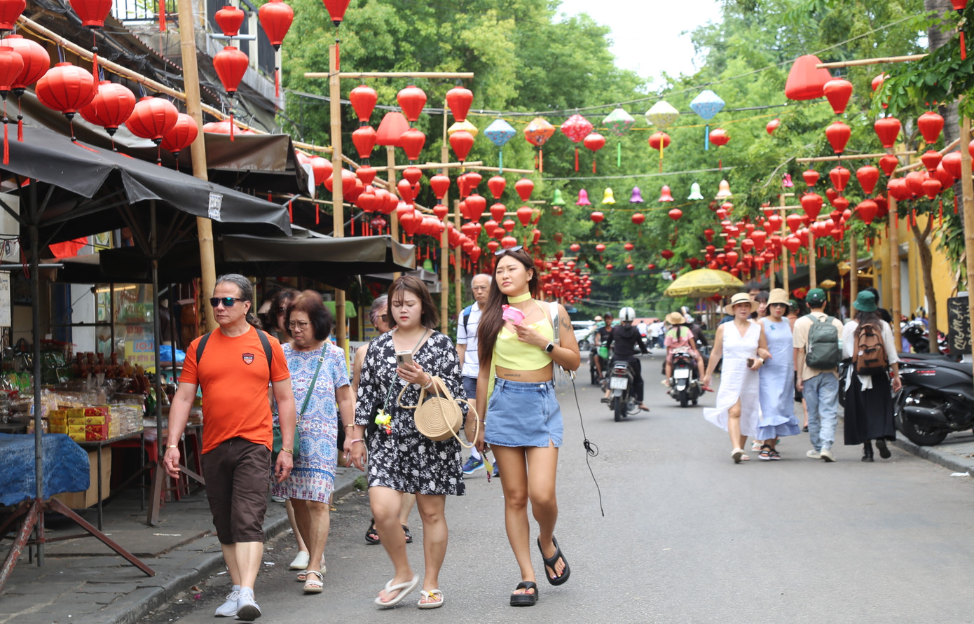 Tuyến phố Nguyễn Huệ được trang trí thêm lồng đèn.