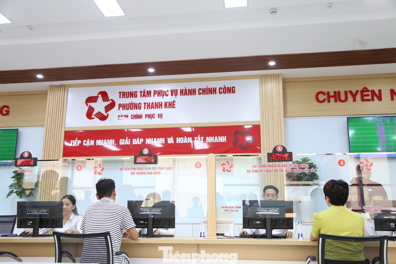 Ghi nhận tại Trung tâm phục vụ hành chính công phường Thanh Khê (mới), người dân tới giải quyết các thủ tục hành chính được cán bộ, công chức, viên chức UBND phường hướng dẫn và hỗ trợ. Ảnh: Giang Thanh