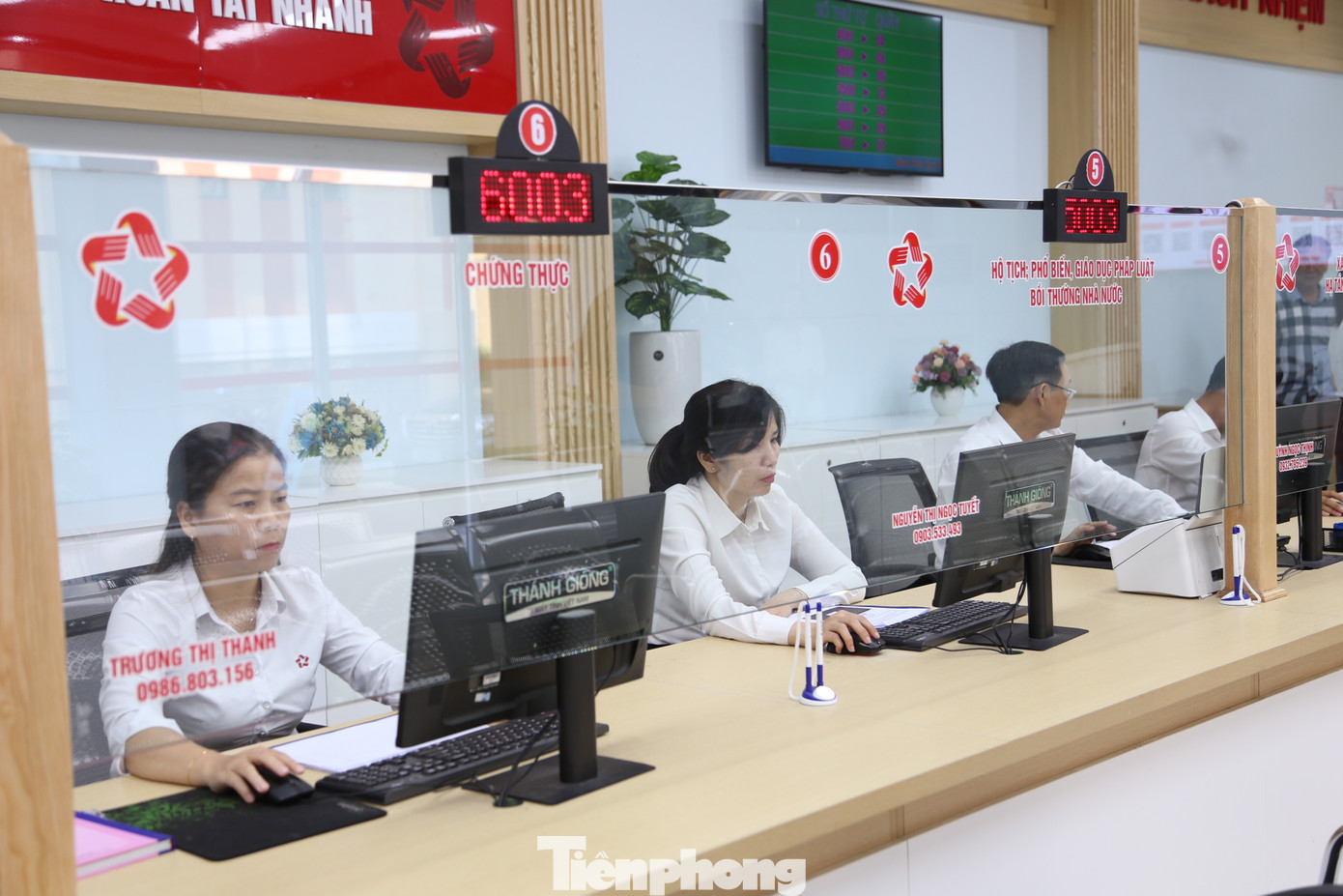 &quot;Để đảm bảo không để tình trạng ùn ứ, tồn động hồ sơ sau khi sáp nhập, chúng tôi đã bố trí thêm nhiều quầy thủ tục, cùng với trang thiết bị công nghệ hiện đại để nâng cao hiệu suất giải quyết hồ sơ. Năng lực cán bộ, cơ sở vật chất, trang thiết bị của phường sẽ đáp ứng đủ nhu cầu của người dân trong giải quyết thủ tục hành chính, không để gián đoạn khi thực hiện chính quyền địa 2 cấp&quot;, ông Trí nói.