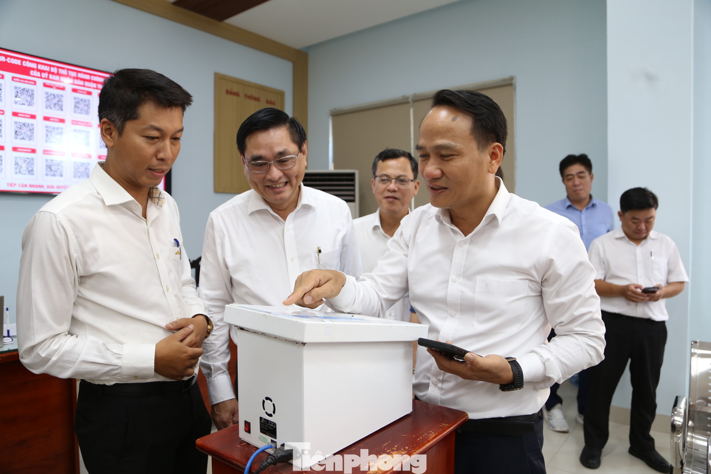 Sau khi chuẩn bị đầy đủ hồ sơ, người dân sẽ bấm số thứ tự để vào các quầy giải quyết thủ tục hành chính.