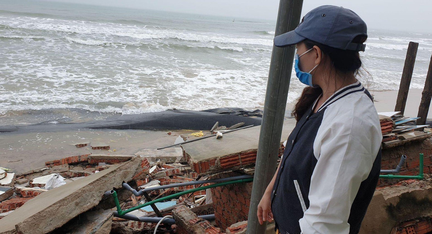 Chị Nguyễn Thị Hường, cho hay đêm 19/10 khi đang dọn rửa chén sau bữa cơm tối, chị tá hỏa khi chứng kiến từng đợt sóng cao 4 mét đang chồm với vách, cả nhà kéo nhau đi tránh trú.