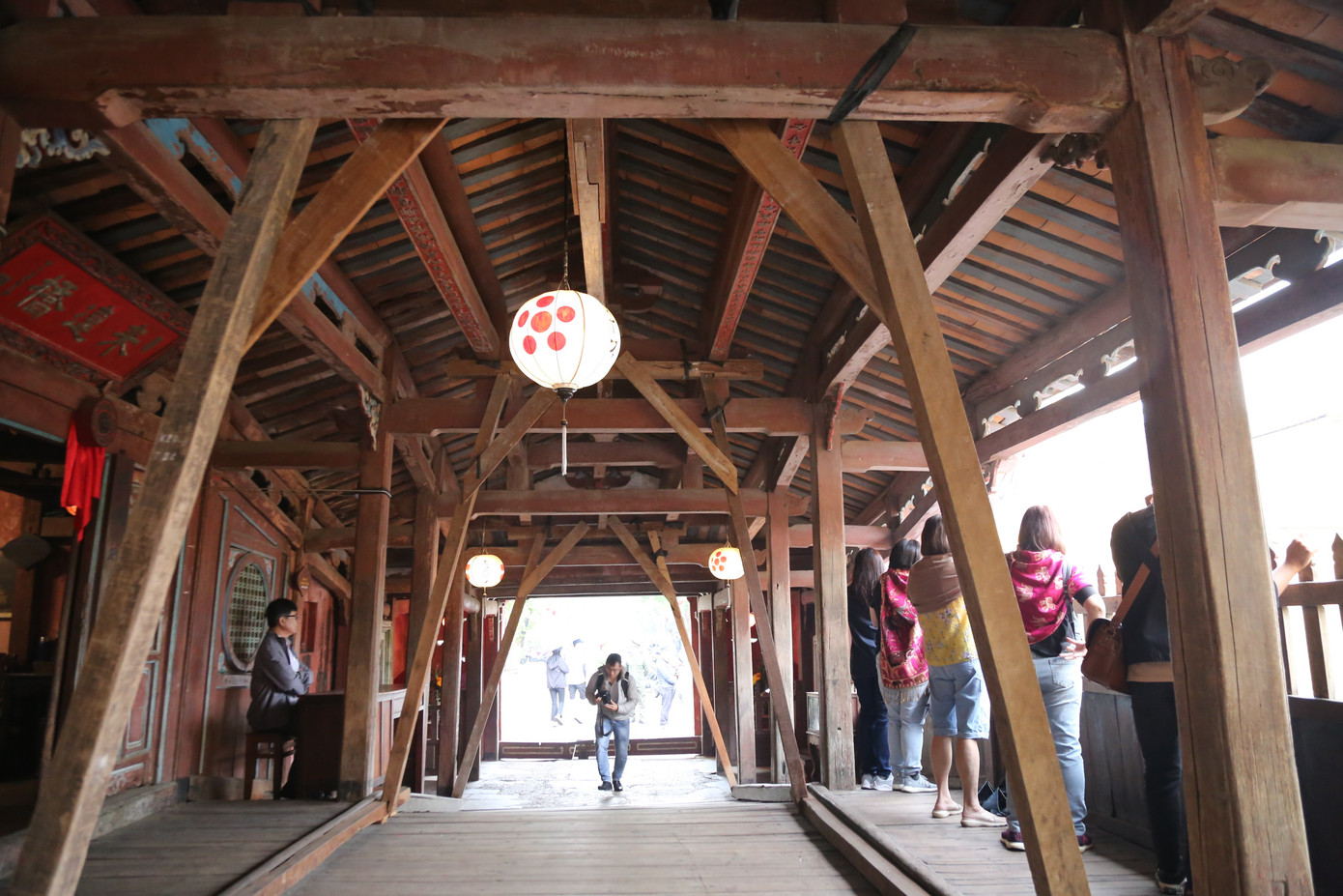 Chính quyền địa phương cũng thực hiện việc chằng chống, níu giữ để các trụ hạn chế việc tách rời bằng cách dùng dây cáp giằng trụ.