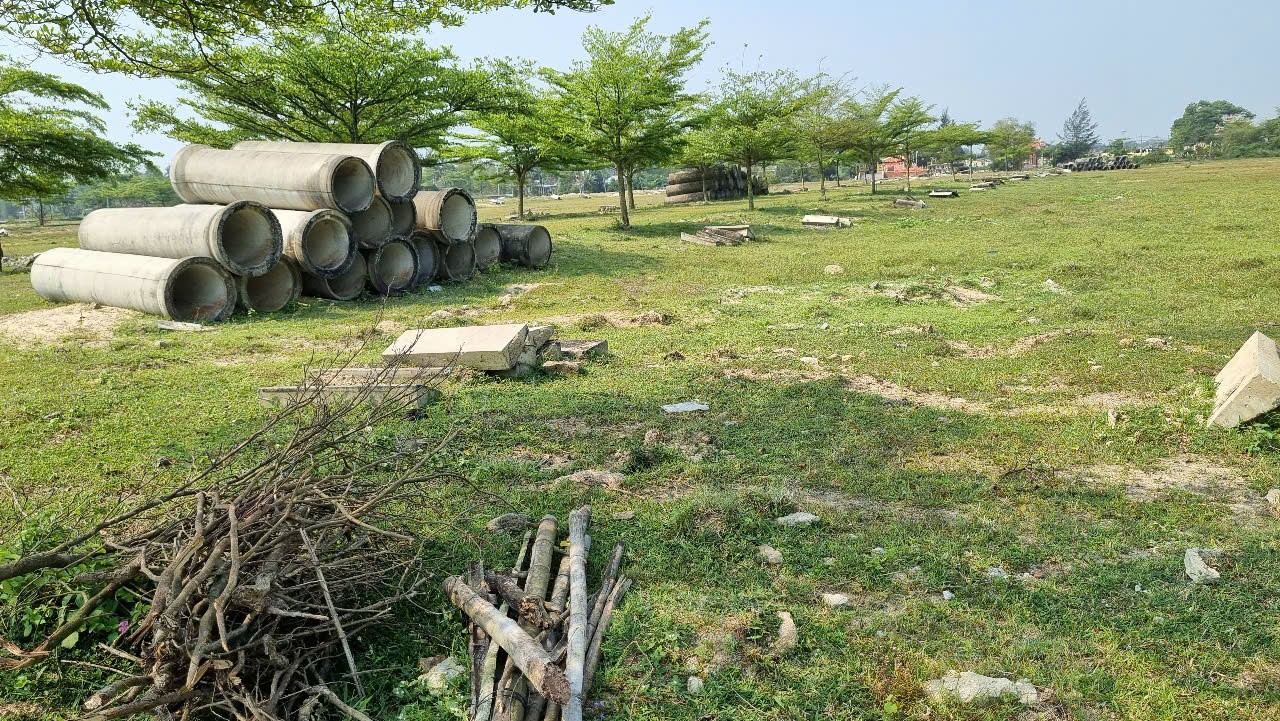 Máy móc hoen gỉ, nằm im lìm trong khu dự án.