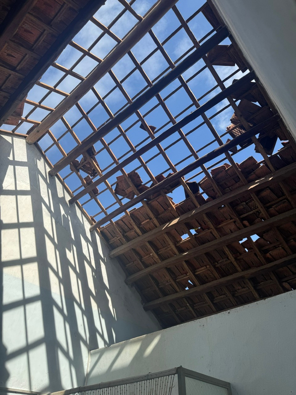 Lốc xoáy khiến gần 30 nhà dân ở Quảng Nam bị tốc mái, hư hỏng. Ảnh Minh Sỹ